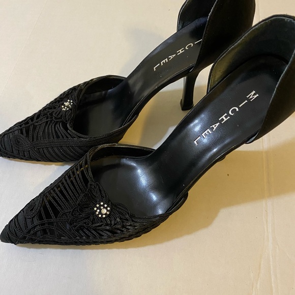 Black Michael 4 1/2” Pointe Toe Satin Pumps Decorative Stitching. - Picture 2 of 6